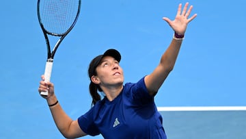 Jessica Pegula of the US serves during a practice session at the Malbourne Park ahead of the Australian Open tennis tournament in Melbourne on January 15, 2023. (Photo by MANAN VATSYAYANA / AFP) / --IMAGE RESTRICTED TO EDITORIAL USE - STRICTLY NO COMMERCIAL USE--