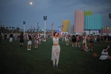 Una mujer posa mientras la gente asiste al Festival de Música y Artes del Valle de Coachella en Indio, California.