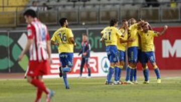 Los jugadores de Las Palmas celebran el tanto.