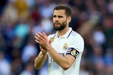 Nacho aplaude al Bernabéu en un momento del partido contra el Espanyol.