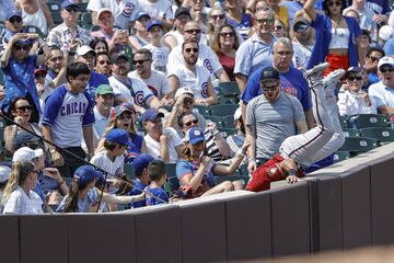 El jugador de los Arizona Diamondbacks David Peralta no mide bien las distancias y, en su ímpetu por atrapar una bola, tropieza con la valla de protección y cae, de forma espectacular, sobre el público que ocupa la primera fila del Wrigley Field de Chicago durante el partido de la MLB frente a los Chicago Cubs, con victoria 5-1 para los locales.