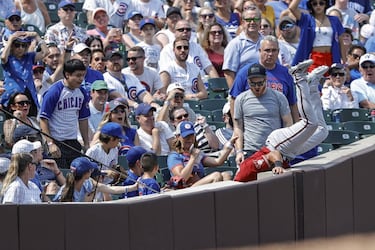 El jugador de los Arizona Diamondbacks David Peralta no mide bien las distancias y, en su ímpetu por atrapar una bola, tropieza con la valla de protección y cae, de forma espectacular, sobre el público que ocupa la primera fila del Wrigley Field de Chicago durante el partido de la MLB frente a los Chicago Cubs, con victoria 5-1 para los locales.