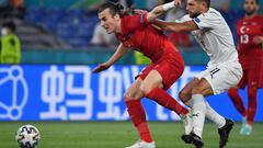 Caglar Soyuncu disputando un balón.