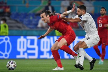 Caglar Soyuncu y Domenico Berardi.