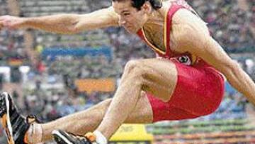 <b>LA HORA DEL RELEVO.</B> Lamela, su entrenador, sus rivales, la Prensa... Todo el mundo sabe que el saltador asturiano se encuentra en su mejor momento de forma. Si nada se tuerce, si los pronósticos se cumplen, si la suerte acompaña, esta tarde en París puede haber un nuevo campeón del mundo español. La hora del relevo de Pedroso ha llegado y Yago es uno de los elegidos para recoger ese testigo.