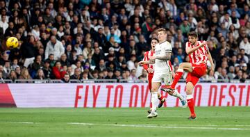 El central del Almería fue uno de los más destacados del equipo almeriense en el Bernabéu, llegando a anotar el 0-2. A sus 26 años, este central formado en el Espanyol y que jugó 80 partidos con el Betis en Primera, es uno de los habituales del Almería.