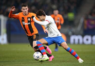 João Félix intenta llevarse el balón ante un rival.