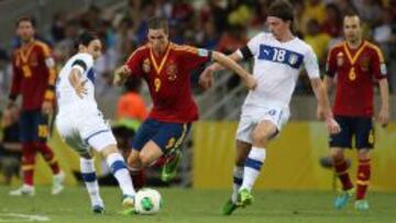Torres conduce el balón ante Italia.