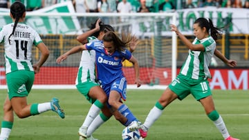 Franchesca Caniguán de Universidad de Chile disputa el balón con Yerenis de León (c-i) y Yoreli Rincón (d) de Atlético Nacional.