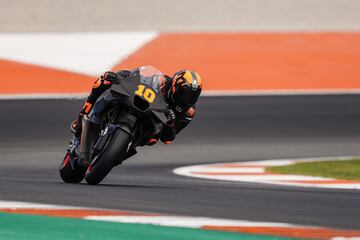 Luca Marini prueba la Honda en los test de pretemporada, en Valencia.