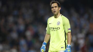 Claudio Bravo peleará con Ederson por el arco de Manchester City.