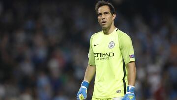 Claudio Bravo pelear&aacute; con Ederson por el arco de Manchester City. 