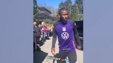 Una estrella del fútbol mundial es criticada por todos debido a este curioso gesto: la escena ya es viral en redes