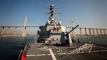 The U.S. Navy Arleigh Burke-class guided-missile destroyer USS Carney transits the Suez Canal, Egypt October 18, 2023.  U.S. Navy/Mass Communication Specialist 2nd Class Aaron Lau/Handout via REUTERS.  THIS IMAGE HAS BEEN SUPPLIED BY A THIRD PARTY