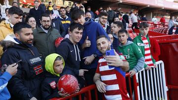 Weissman con la afición del Granada.