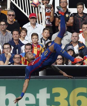 Neymar acrobatics at Mestalla.