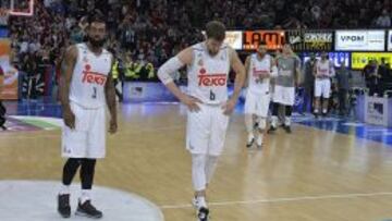 DECEPCIÓN. Rivers, Nocioni, Taylor, Willy Hernangómez... con caras serias tras la derrota en Vitoria.