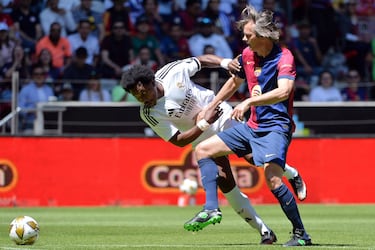 Edwin Congo y Philippe Cocu durante el partido de Leyendas en entre el Real Madrid y el Fútbol Club Barcelona.