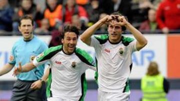 <b>QUINTO TRIUNFO. </b>Christian Fernández y Serrano celebran el gol del canterano en Pamplona.