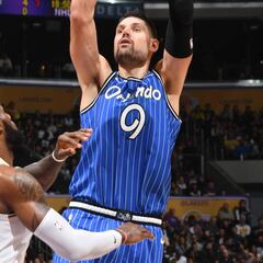 La mala defensa condena a los Lakers de LeBron; partidazo de Vucevic (31+15+7) en el Staples
