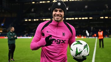 Marc Guiu, jugador del Chelsea, posa con el balón tras marcar un hat-trick contra el Shamrock Rovers en Conference League.