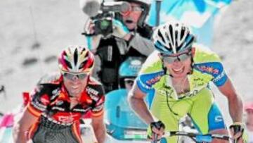 <b>CARITATIVO. </b>Alejandro Valverde esperó a Sylvester Szmyd en la rampa final para dejarle ganar.