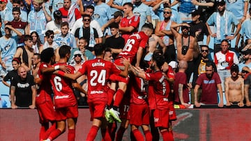 VIGO (PONTEVEDRA), 13/08/2023.- Los jugadores del Osasuna celebran el gol marcado por su compañero Rubén García durante el partido de la jornada 1 de LaLiga que disputan el Celta de Vigo y el Osasuna este domingo en el estadio de Balaídos en Vigo.- EFE/ Salvador Sas
