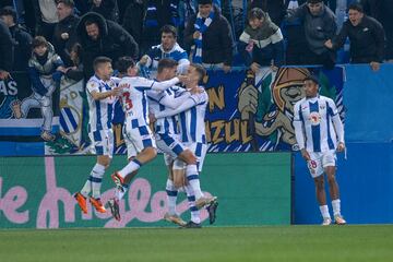 Diego García festeja ante su afición un gol frente al Burgos. 