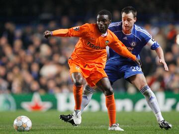 En verano de 2007 fich¨® por el Valencia CF a cambio de 1'5 millones de euros.