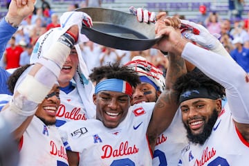 El ganador del choque de la Football Bowl Subdivision de la NCAA entre el SMU Mustangs y el TCU Horned Frogs se lleva la “Iron Skillet”. Su origen se debe a que en 1946 un aficionado de los Mustangs cocinó unas ancas de rana antes de un partido. El seguidor de los Horned Frogs se ofendió y apostaron a que quien perdiera, se quedaría con la sartén y las ancas de rana.