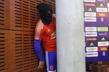El plantel de  Universidad de Chile le juega una broma al portero Fernando De Paul durante rueda de prensa en el CDA.