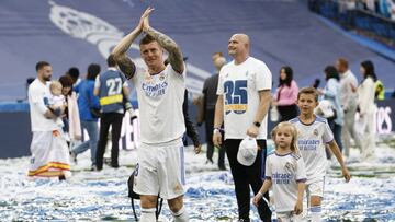 Soccer Football - LaLiga - Real Madrid v Espanyol - Santiago Bernabeu, Madrid, Spain - April 30, 2022 Real Madrid&#039;s Toni Kroos celebrates with his children after winning LaLiga REUTERS/Susana Vera