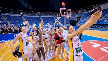 María Conde se hace un selfie junto a sus compañeras tras lograr el billete al Mundial.