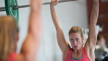 Crossfit. Tres d&iacute;as a la semana, en uno de los gimnasios del CARD, Mireia realiza ejercicios de fuerza en alta intensidad.