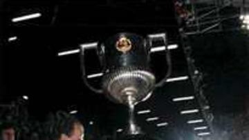 Sanchís levantó la última copa en mestalla.