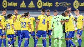 Los jugaores del Cádiz antes de empezar el partido se conjuran.