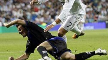 <b>CASTIGADO. </b>Cristiano es el jugador que más faltas sufre en la Liga, en la imagen con Tito (Rayo).