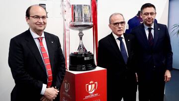 José Castro, Marcelino Maté (que entregará la Copa) y Josep Maria Bartomeu posan frente a la Copa.