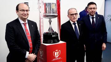 Jos&eacute; Castro, Marcelino Mat&eacute; (que entregar&aacute; la Copa) y Josep Maria Bartomeu posan frente a la Copa.