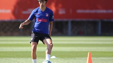 João Félix toca balón en un entrenamiento.