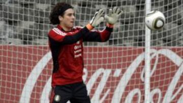 Guillermo Ochoa, durante un entrenamiento con la selecci&oacute;n de M&eacute;xico.
 