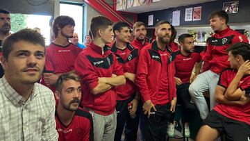 Los jugadores del CD Velarde, de categoría Regional, momentos antes de conocer que se enfrentarán al Sevilla en la primera ronda de la Copa del Rey, según deparó el sorteo celebrado este lunes en la Ciudad del Fútbol de Las Rozas (Madrid).