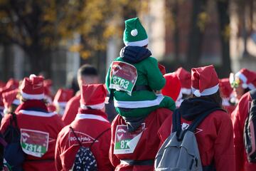 Varias personas durante la XIII Carrera de Papá Noel, a 22 de diciembre de 2024, en Madrid (España).