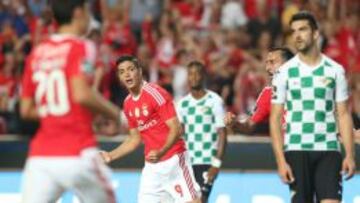 Raúl Jiménez celebra el gol 12 de jugadores mexicanos en Europa. Anotó a un minuto de entrar en la victoria del Benfica.
