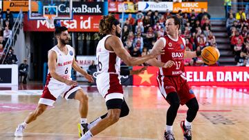 MANRESA (BARCELONA), 22/11/2022.- El base americano del Baxi Manresa Frankie Ferrari (d) juega un balón ante Iván Almeida (c) y José Barbosa, ambos del Benfica, durante el partido de la Liga de Campeones de baloncesto que disputan este martes en el Pabellón Nou Congost de Manresa. EFE/Siu Wu