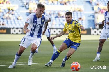 Enchufado desde el primer minuto cortando un ataque de Moleiro. Ganó seis duelos en defensa y se mostró de lo más certero en la salida del balón en un partido complejo ante Las Palmas para mantener viva la esperanza por la permanencia.