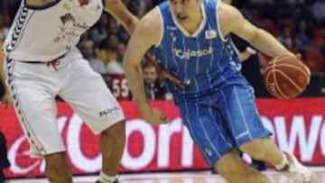 El alero georgiano del Cajasol Burjanadze es defendido por el alero del Unicaja Augusto Lima.