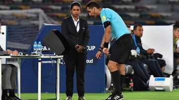 El árbitro uzbeko Ravshan Irmatov consulta el monitor del VAR en el Pachuca-Wydad de cuartos de final del Mundial de Clubes 2017.