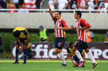 El primer Clásico en el Nuevo Estadio de Chivas fue con goleada. Erick ‘El Cubo’ Torres anotó en su primer juego contra el odiado rival. Marco Fabián completó con su doblete el triunfo.