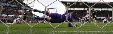 Alexis anota y otra vez rescata al Arsenal que sueña con Champions